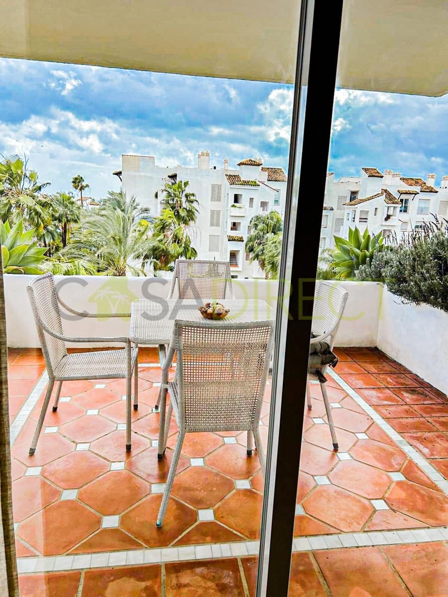 Piso de 2 habitaciones en Estepona en alquiler con piscina garaje - 1.950 € (Ref: 9601034)