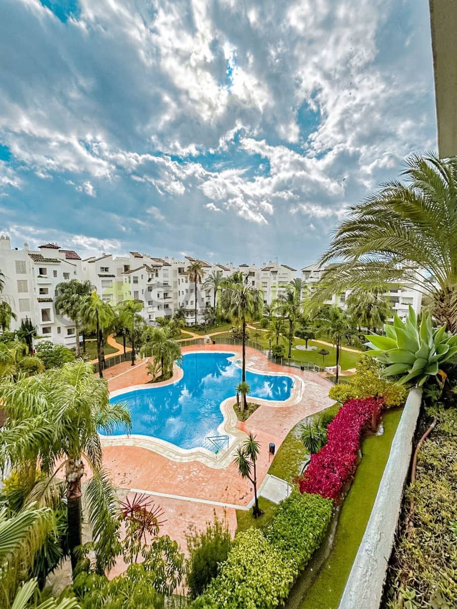 Piso de 2 habitaciones en Estepona en alquiler con piscina garaje - 1.950 € (Ref: 9601034)