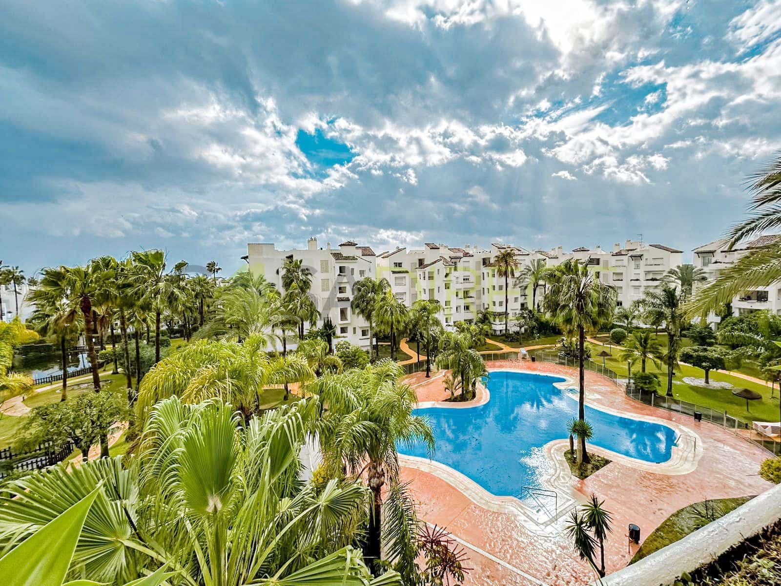 Piso de 2 habitaciones en Estepona en alquiler con piscina garaje - 1.950 € (Ref: 9601034)