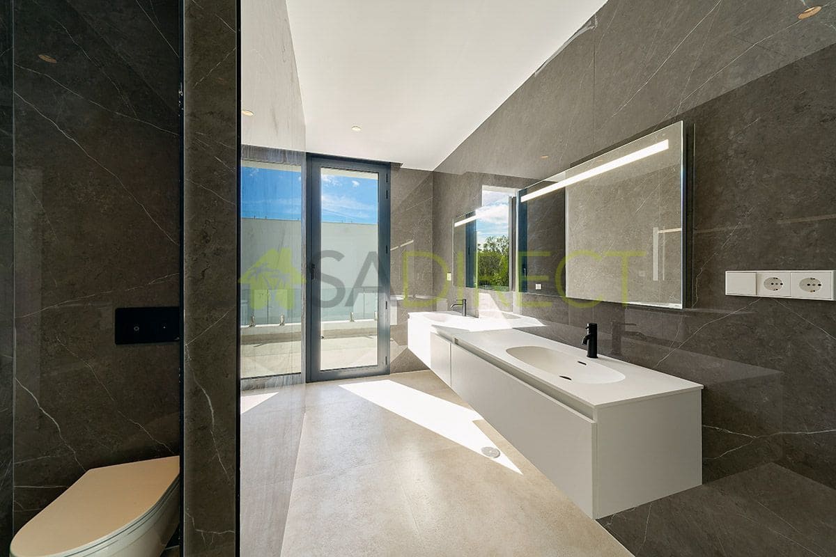 6 bedroom Villa for sale in New Golden Mile with pool garage - € 1,950,000 (Ref: 9686031)