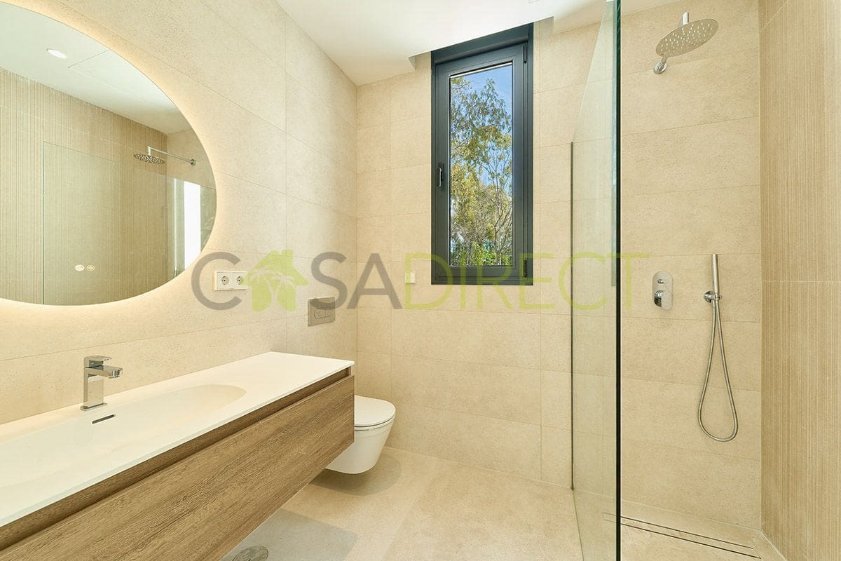 6 slaapkamer Villa te koop in New Golden Mile met zwembad garage - € 2.100.000 (Ref: 9686032)