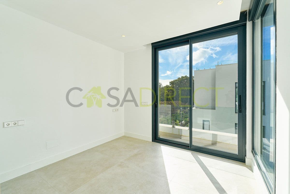 6 slaapkamer Villa te koop in New Golden Mile met zwembad garage - € 2.100.000 (Ref: 9686032)