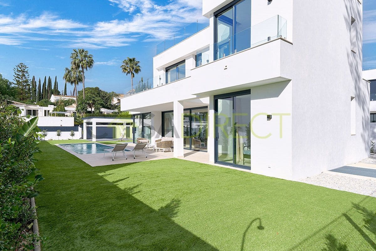 6 slaapkamer Villa te koop in New Golden Mile met zwembad garage - € 2.100.000 (Ref: 9686032)