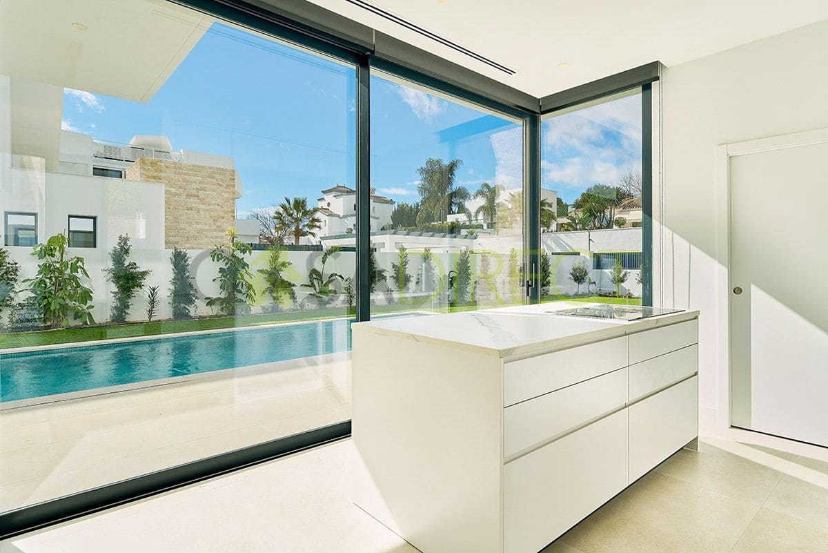 6 slaapkamer Villa te koop in New Golden Mile met zwembad garage - € 2.100.000 (Ref: 9686032)