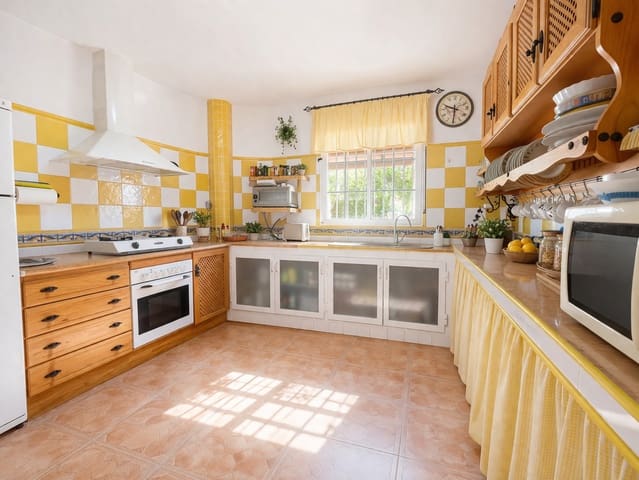 Chalet de 4 habitaciones en Motril en venta con piscina garaje - 336.000 € (Ref: 9694719)