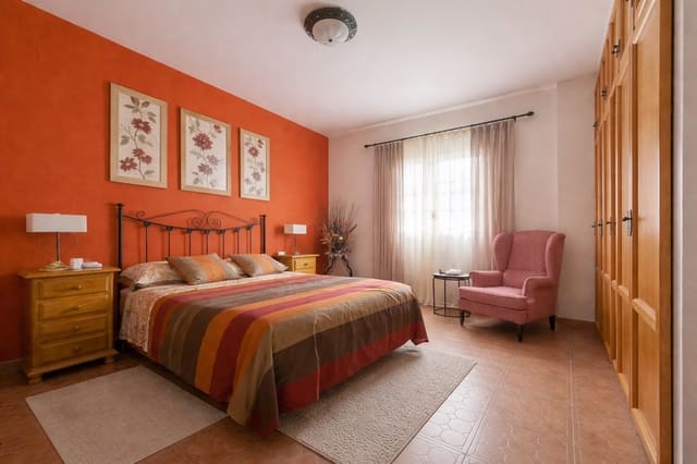 Chalet de 4 habitaciones en Motril en venta con piscina garaje - 336.000 € (Ref: 9694719)