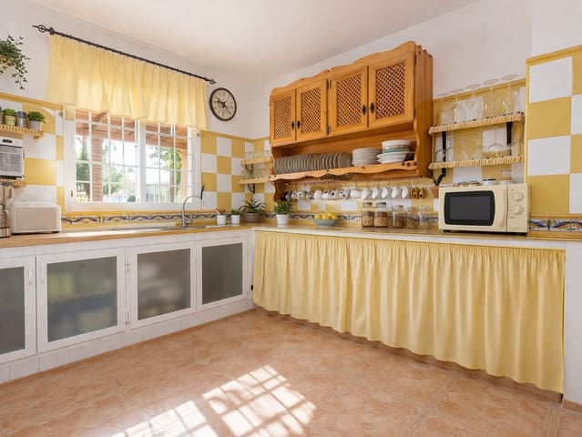 Chalet de 4 habitaciones en Motril en venta con piscina garaje - 336.000 € (Ref: 9694719)