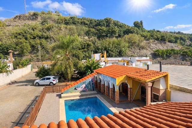 Chalet de 4 habitaciones en Motril en venta con piscina garaje - 336.000 € (Ref: 9694719)