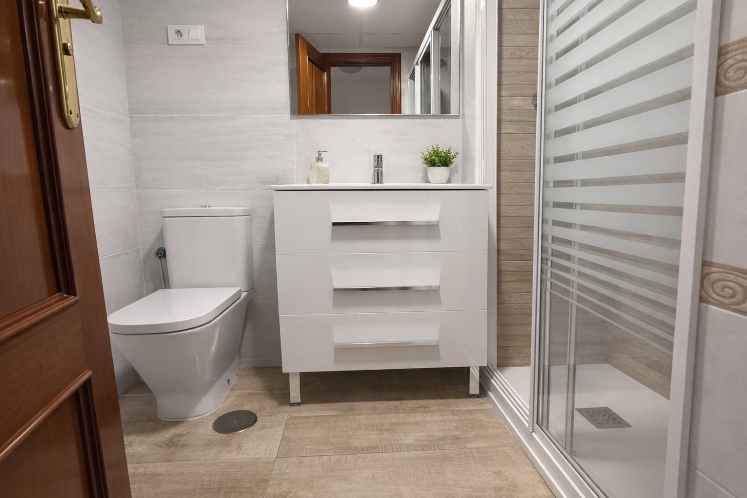 4 bedroom Apartment for rent in Malaga city with pool garage - € 2,200 (Ref: 9777656)