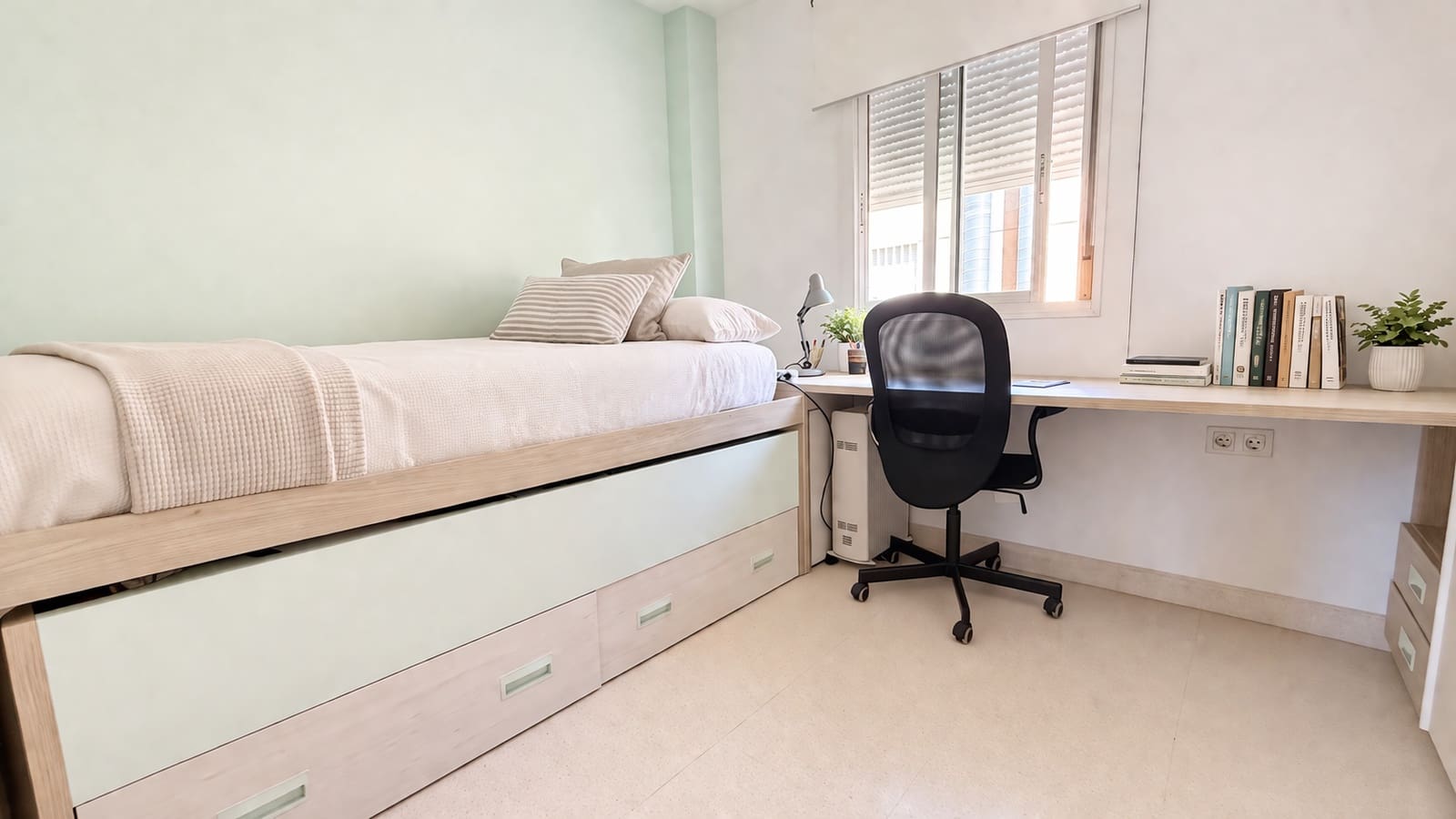 4 bedroom Apartment for rent in Malaga city with pool garage - € 2,200 (Ref: 9777656)