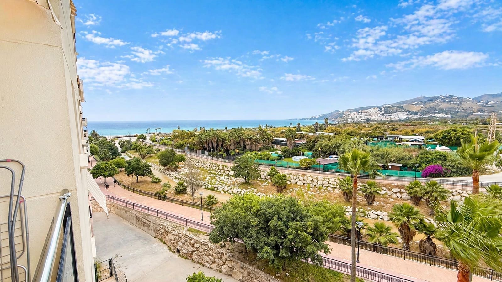 Apartamento de 2 habitaciones en Nerja en alquiler - 1.200 € (Ref: 9812960)