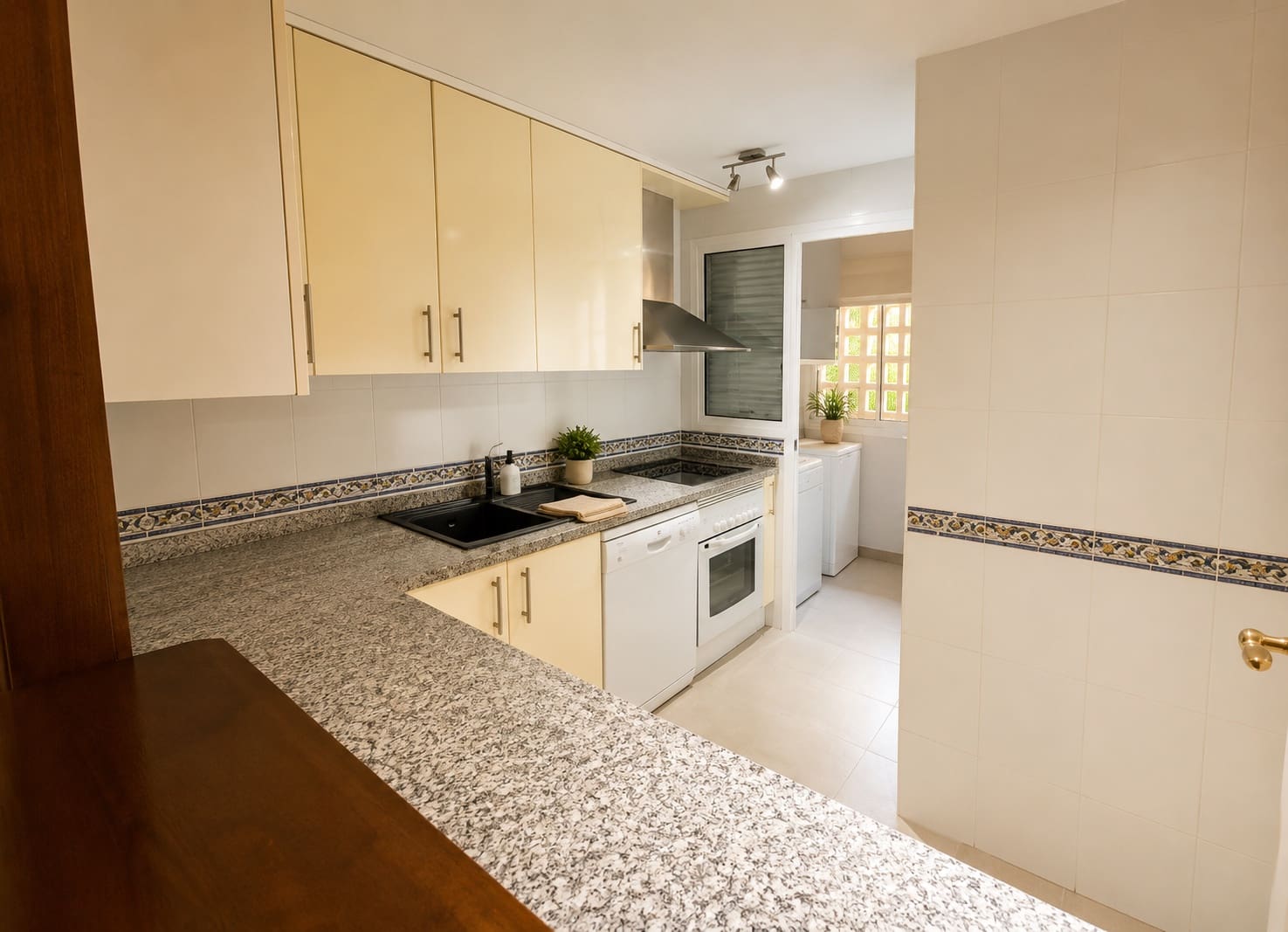 2 bedroom Apartment for rent in Manilva with pool garage - € 1,500 (Ref: 9835189)