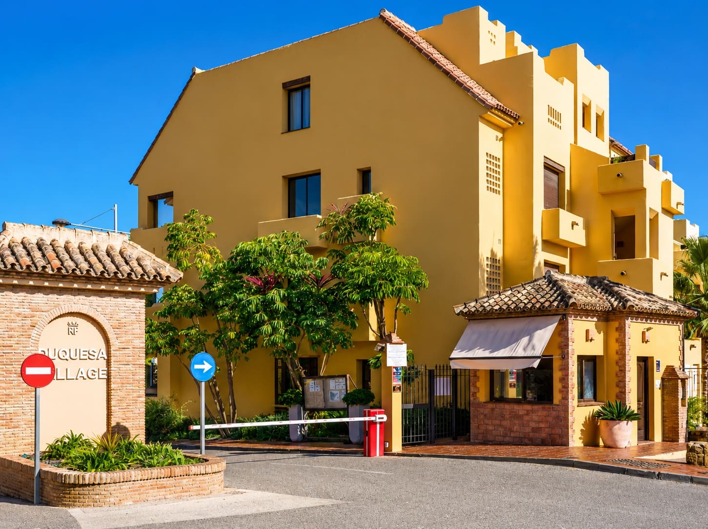 2 bedroom Apartment for rent in Manilva with pool garage - € 1,500 (Ref: 9835189)