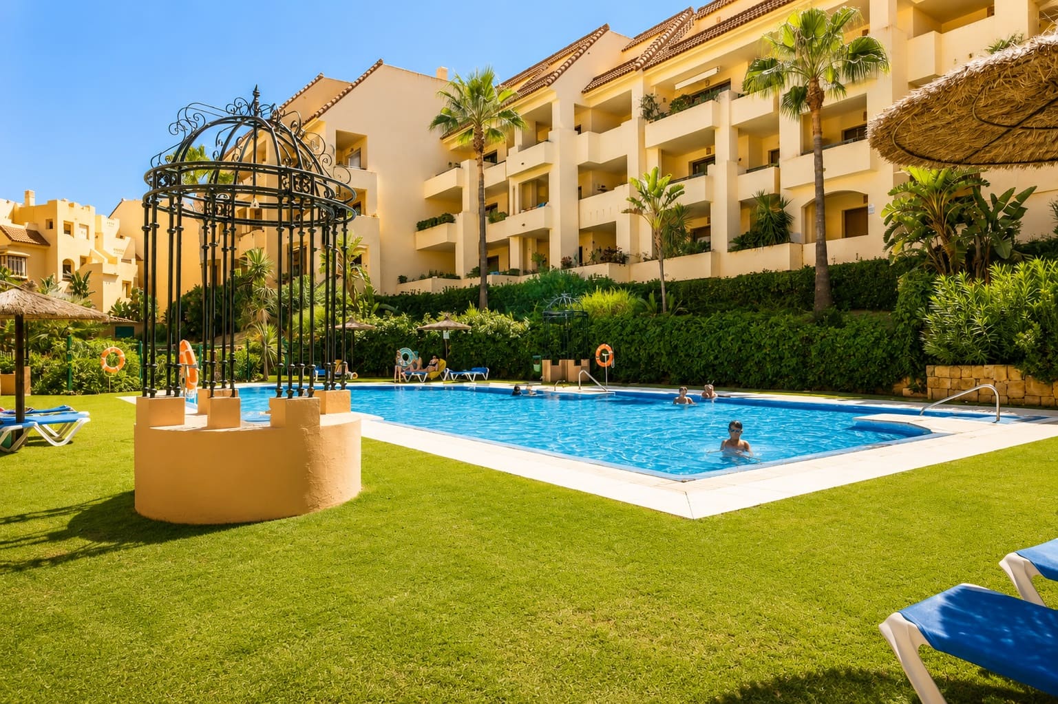 2 bedroom Apartment for rent in Manilva with pool garage - € 1,500 (Ref: 9835189)