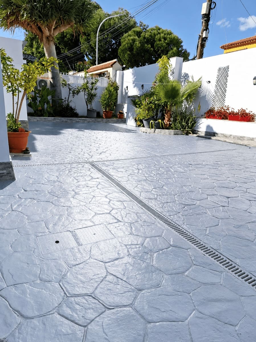 2 bedroom Semi-detached Villa for rent in Benalmadena with garage - € 2,490 (Ref: 9838889)