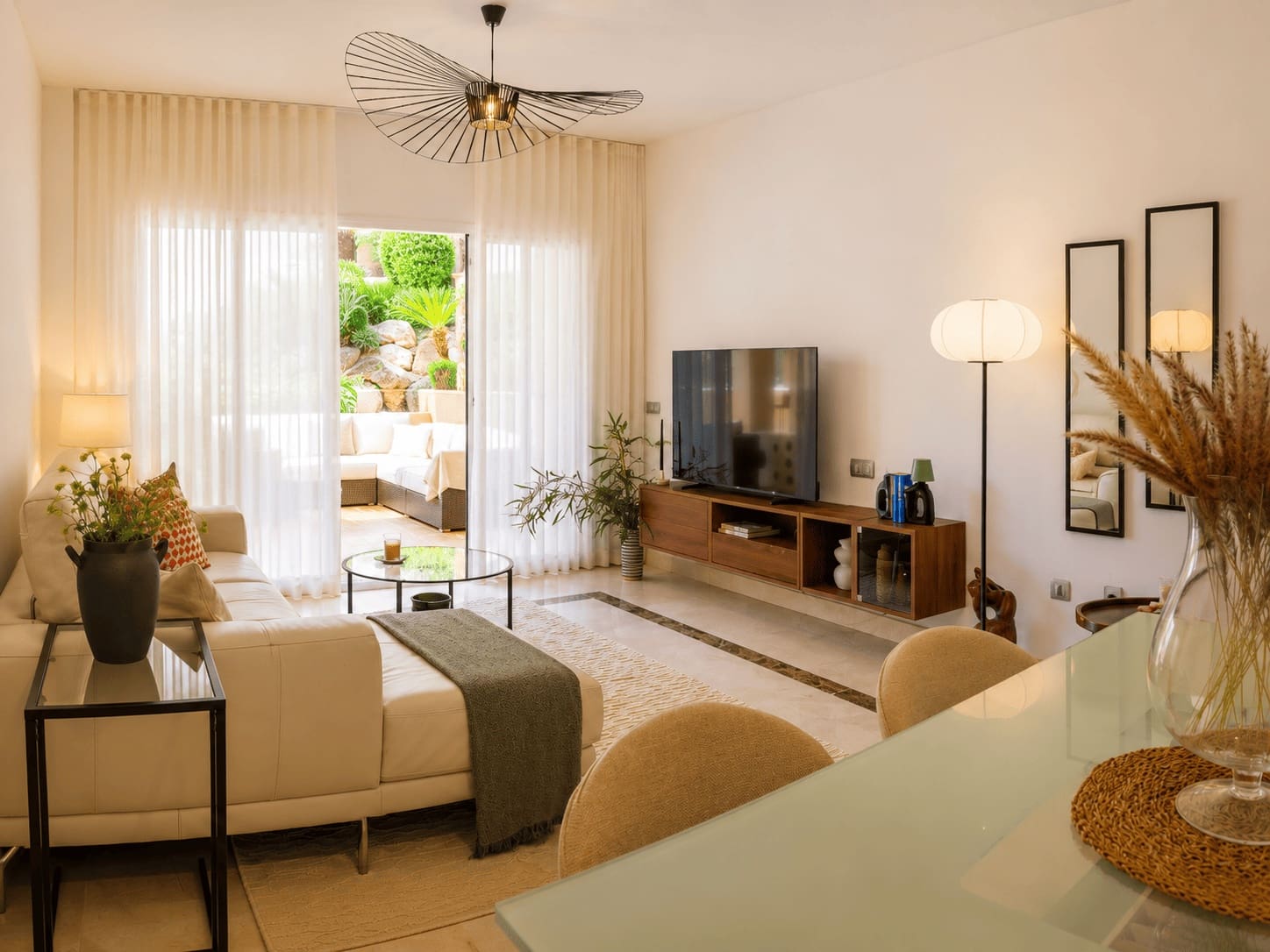 Apartamento de 2 habitaciones en Estepona en alquiler con piscina garaje - 2.460 € (Ref: 9854921)