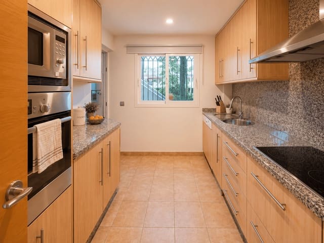 Apartamento de 2 habitaciones en Estepona en alquiler con piscina garaje - 2.460 € (Ref: 9854921)
