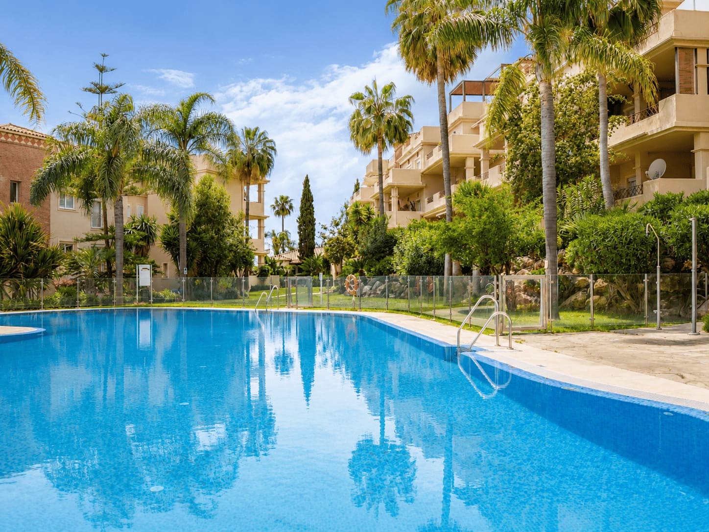 Apartamento de 2 habitaciones en Estepona en alquiler con piscina garaje - 2.460 € (Ref: 9854921)