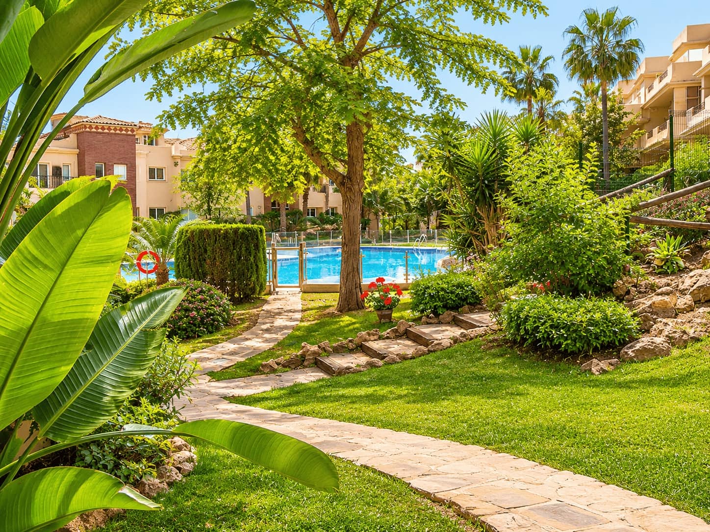 Apartamento de 2 habitaciones en Estepona en alquiler con piscina garaje - 2.460 € (Ref: 9854921)