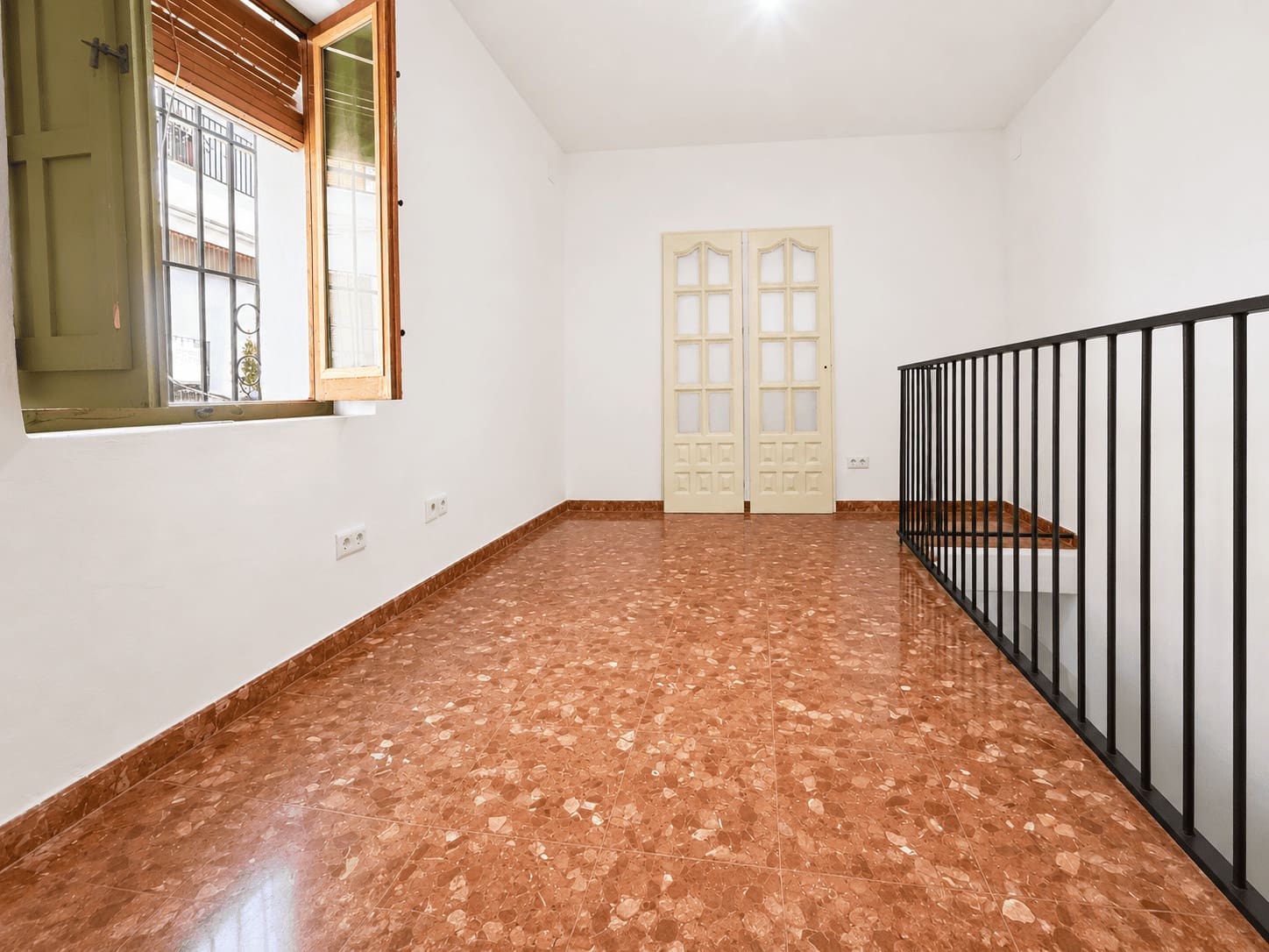 2 bedroom Townhouse for rent in Frigiliana with garage - € 850 (Ref: 9864036)