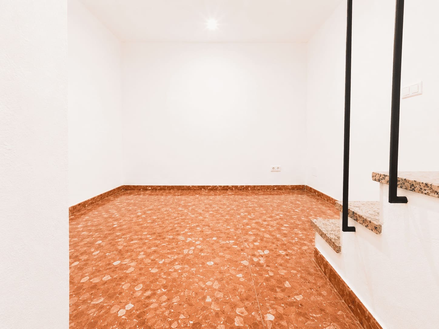 2 bedroom Townhouse for rent in Frigiliana with garage - € 850 (Ref: 9864036)