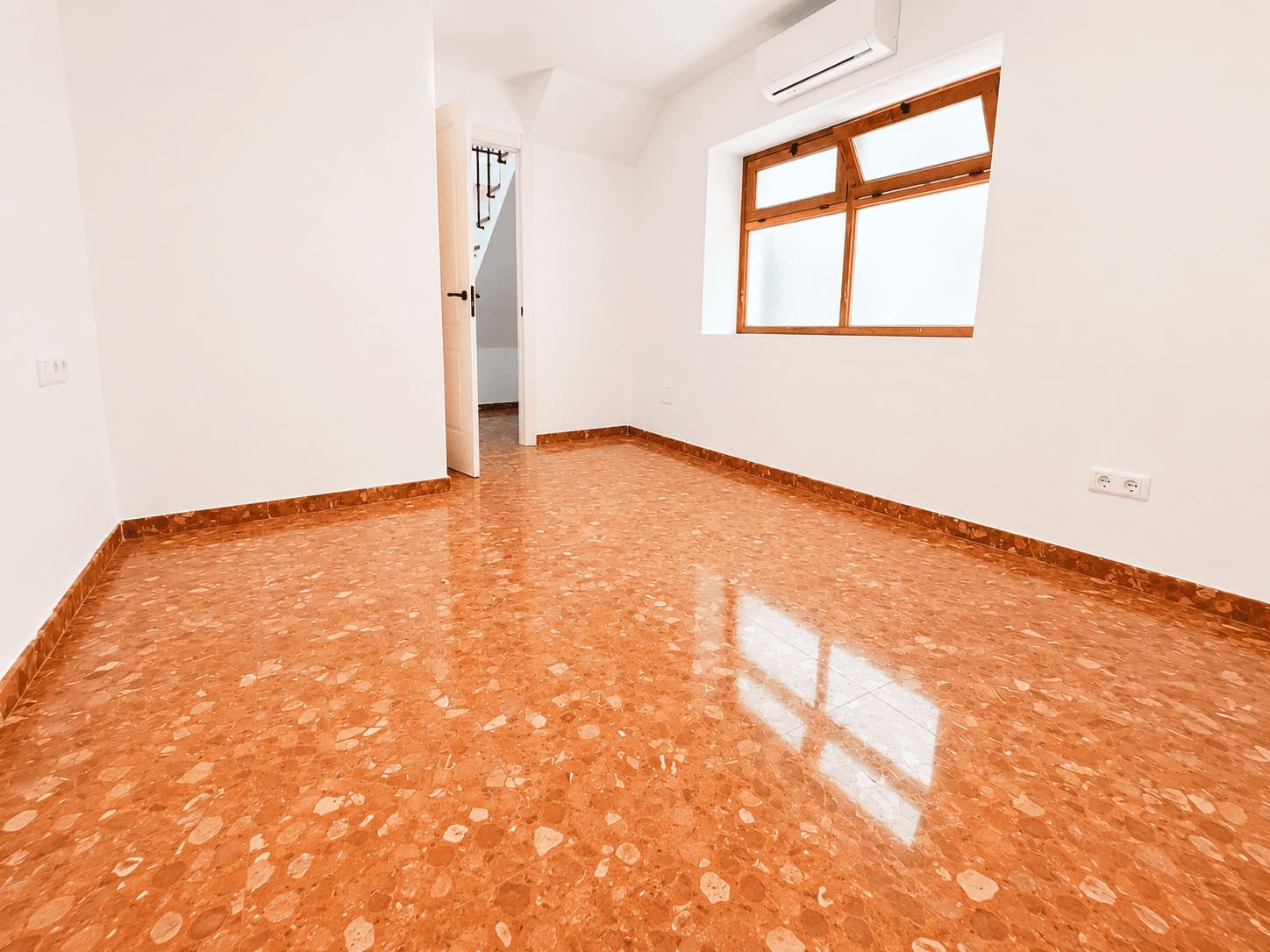 2 bedroom Townhouse for rent in Frigiliana with garage - € 850 (Ref: 9864036)