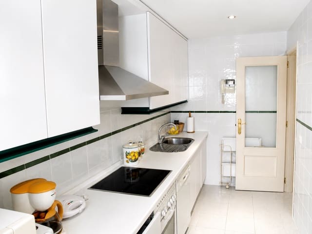 3 soveværelse Byhus til leje i Marbella med swimmingpool garage - € 1.600 (Ref: 9877890)
