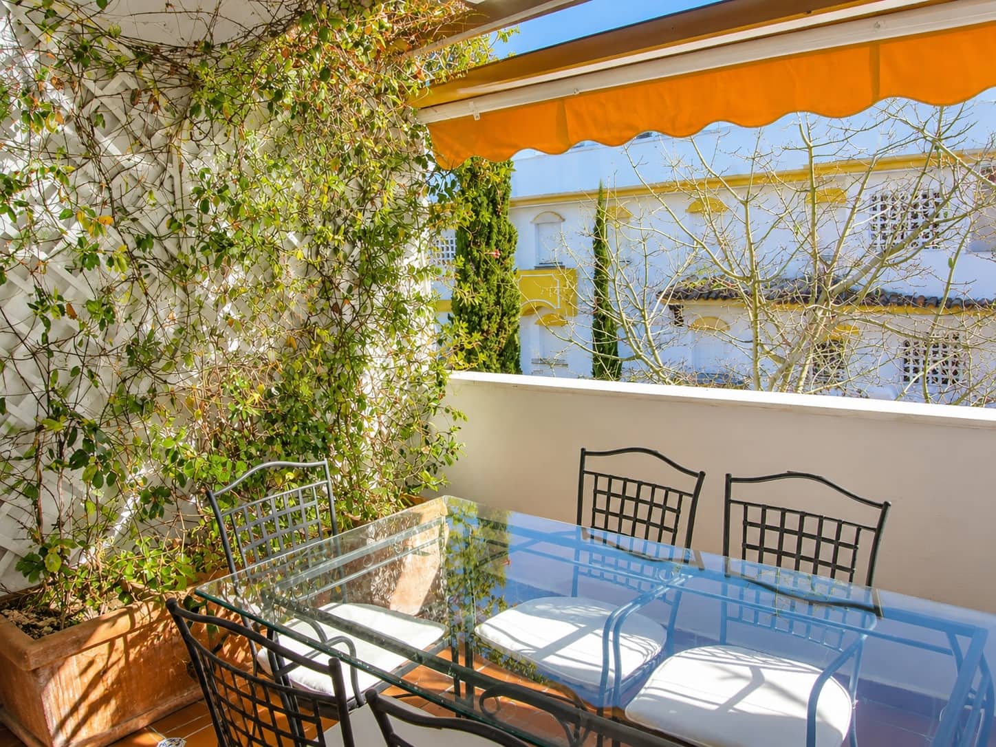3 soveværelse Byhus til leje i Marbella med swimmingpool garage - € 1.600 (Ref: 9877890)
