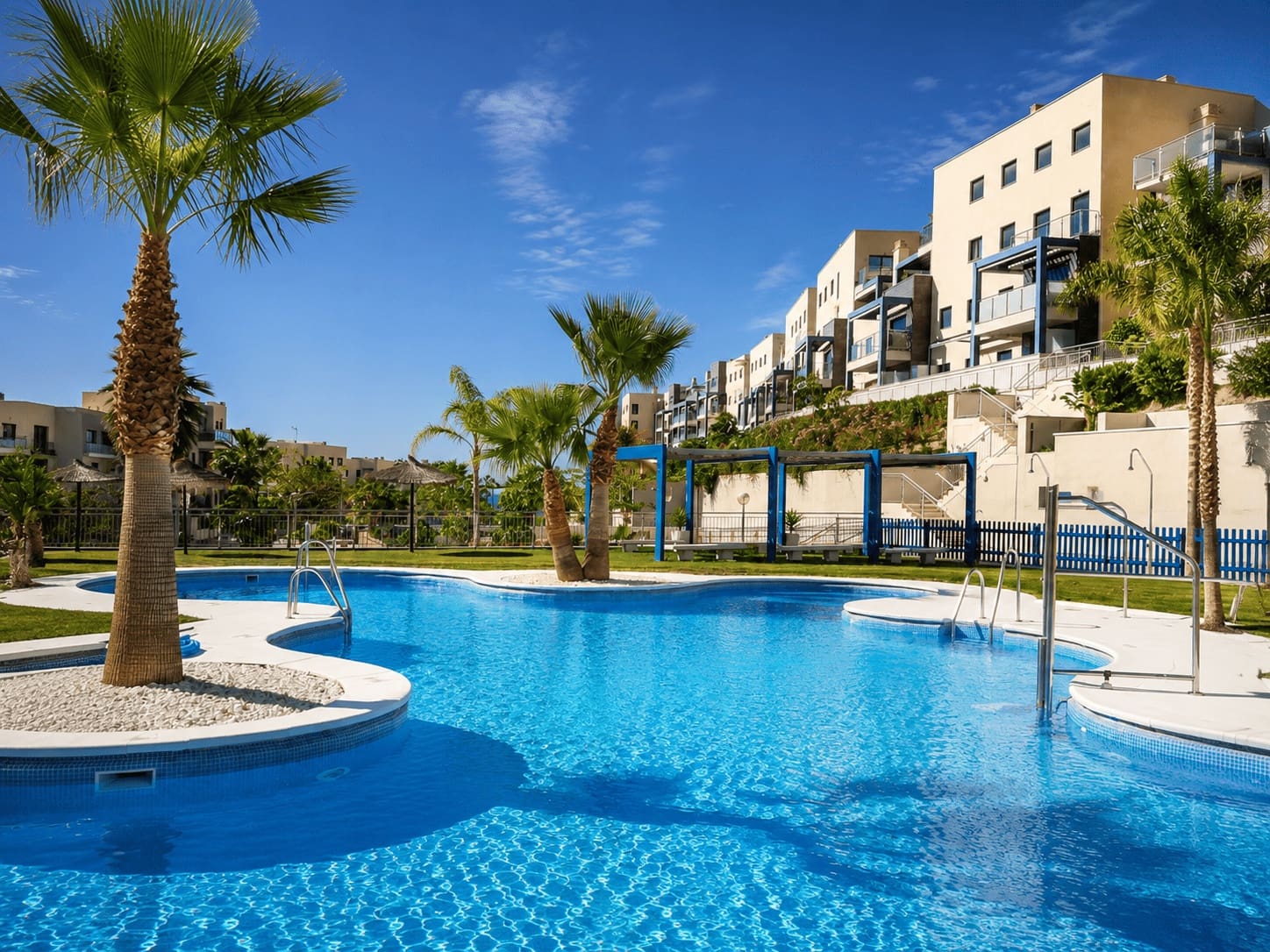 3 quarto Apartamento para arrendar em Almunecar com piscina garagem - 1 200 € (Ref: 9889733)