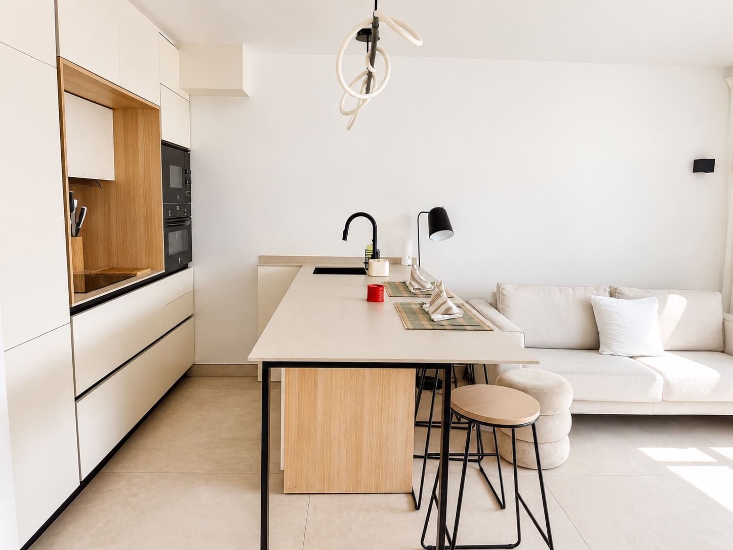 2 Zimmer Apartment zu vermieten in Marbella mit Pool Garage - 2.950 € (Ref: 9898719)