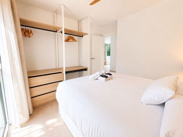 Apartamento de 2 habitaciones en Costabella, Marbella en alquiler - 2.950 € (Ref: 9898719)