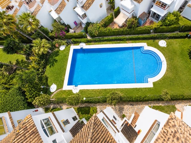 Apartamento de 2 habitaciones en Costabella, Marbella en alquiler - 2.950 € (Ref: 9898719)