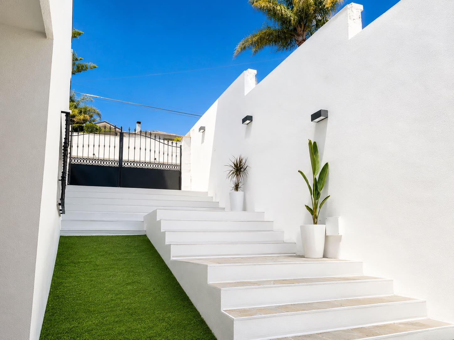 2 bedroom Apartment for rent in Estepona with pool garage - € 2,100 (Ref: 9910022)