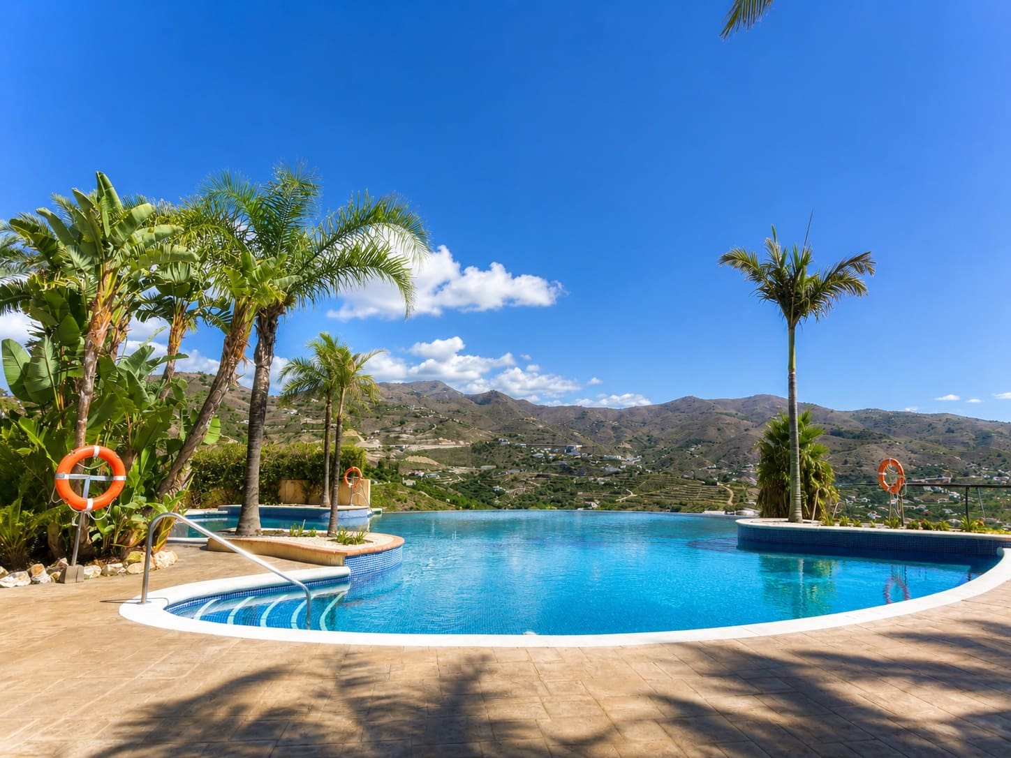 Chalet de 3 habitaciones en Almuñécar en alquiler con piscina - 1.365 € (Ref: 9923223)