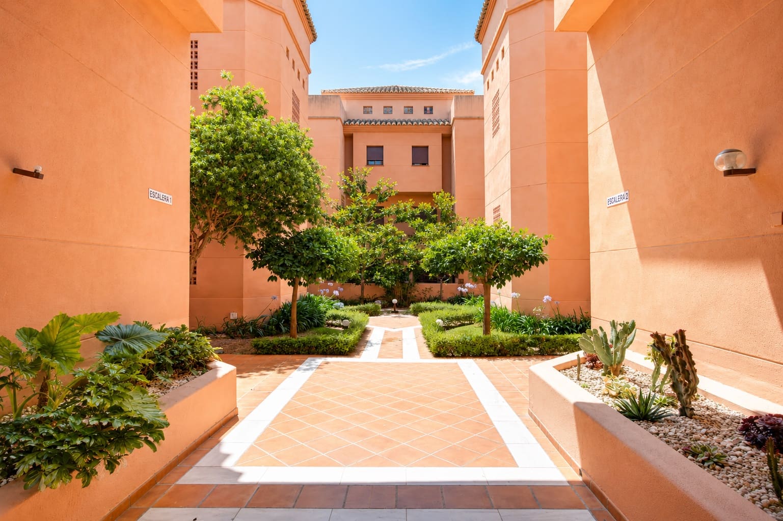 3 bedroom Apartment for rent in Motril with pool garage - € 1,500 (Ref: 9932810)