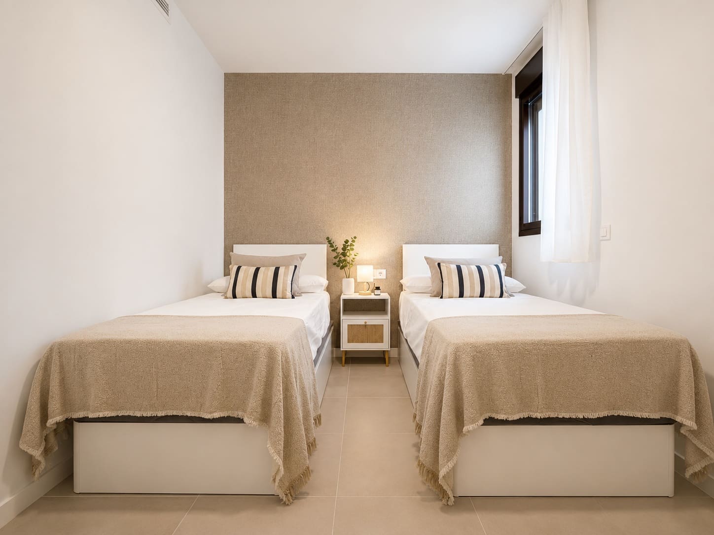 2 quarto Apartamento para arrendar em Torrox-Costa com piscina garagem - 1 400 € (Ref: 9951003)