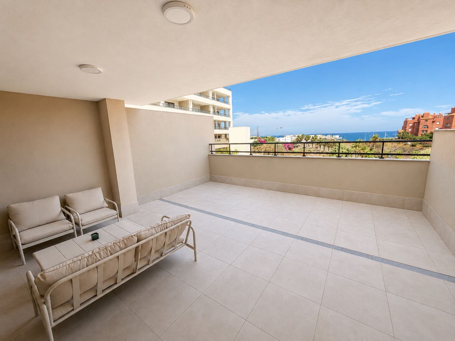 2 quarto Apartamento para arrendar em Torrox-Costa com piscina garagem - 1 400 € (Ref: 9951003)
