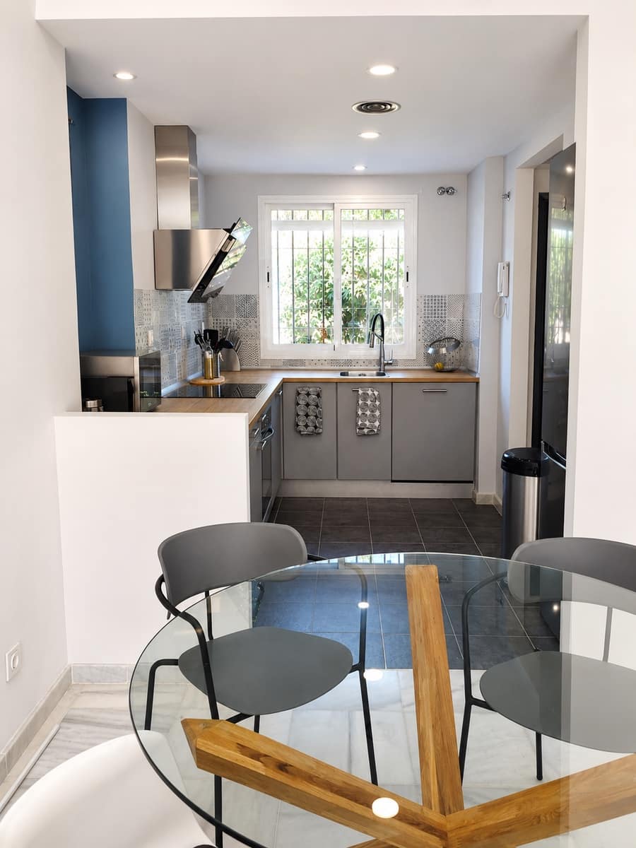 Appartement de 2 chambres à louer à Marbella avec piscine garage - 2 058 € (Ref: 9984379)