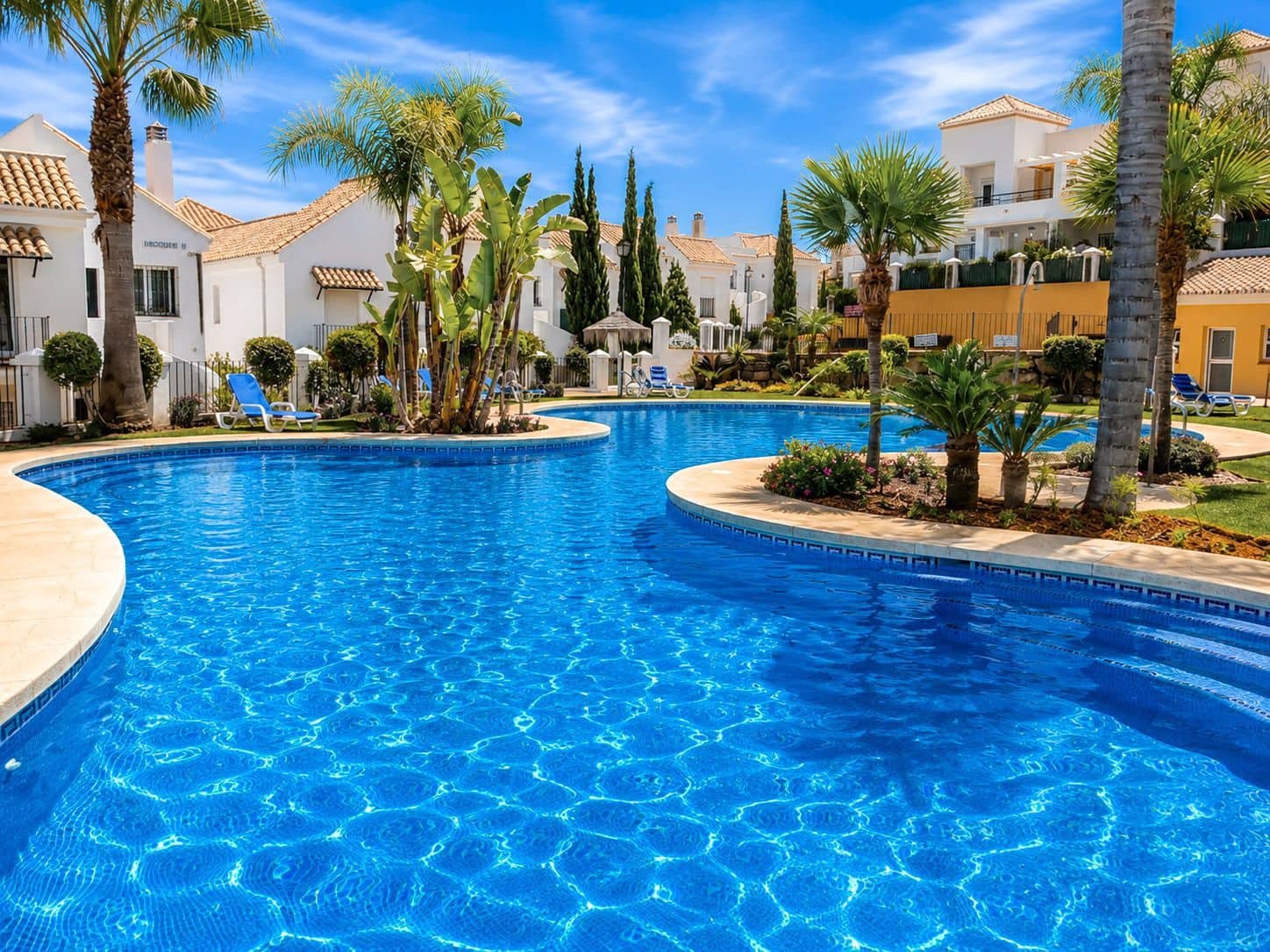 Appartement de 2 chambres à louer à Marbella avec piscine garage - 2 058 € (Ref: 9984379)
