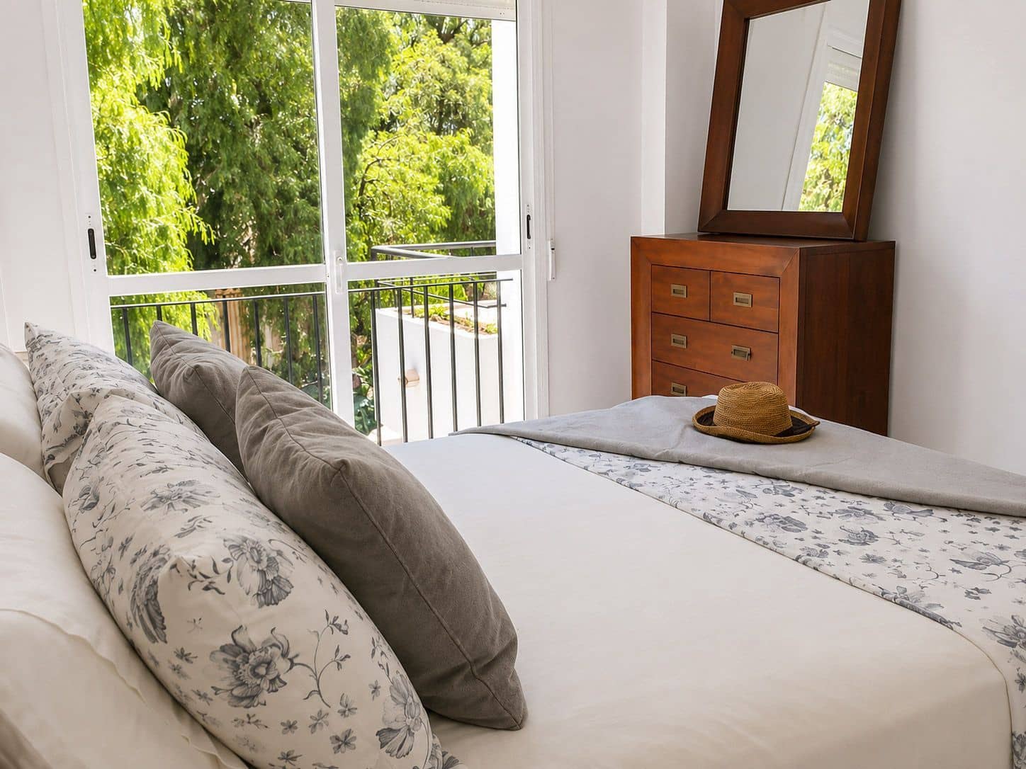 Appartement de 2 chambres à louer à Marbella avec piscine garage - 2 058 € (Ref: 9984379)