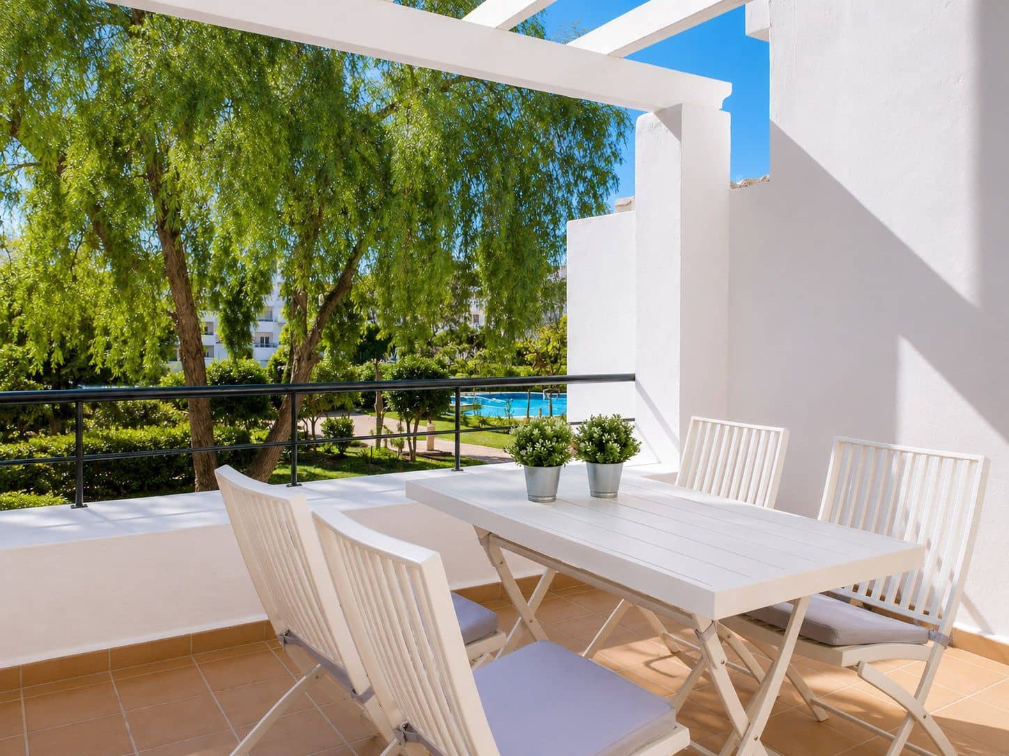 Appartement de 2 chambres à louer à Marbella avec piscine garage - 2 058 € (Ref: 9984379)