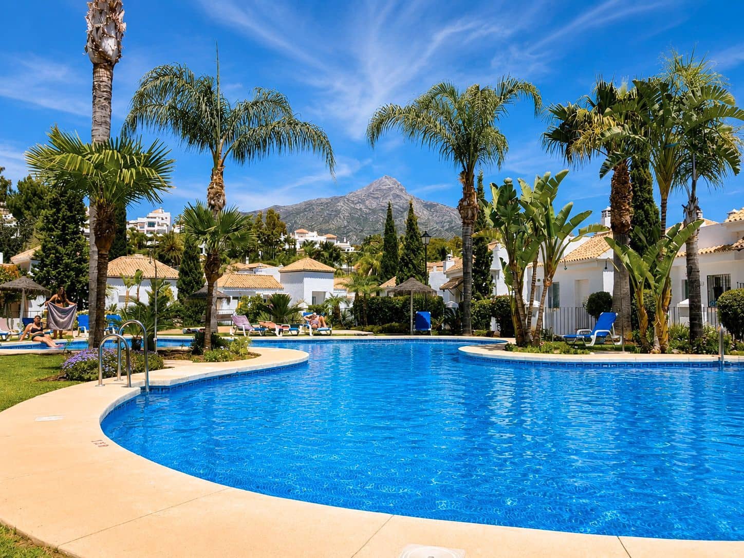 Appartement de 2 chambres à louer à Marbella avec piscine garage - 2 058 € (Ref: 9984379)