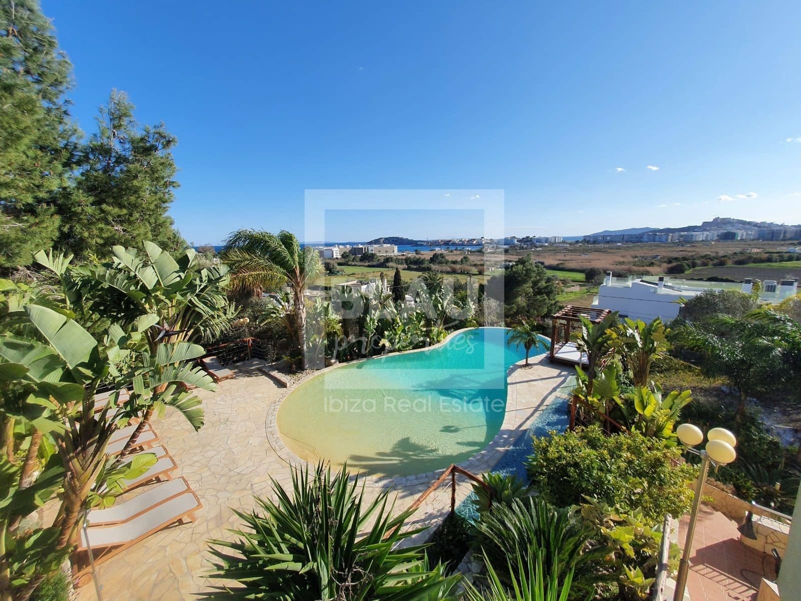 Villa/Maison de 6 chambres à louer à Santa Eulalia / Santa Eularia avec piscine garage - 12 000 € (Ref: 7762919)