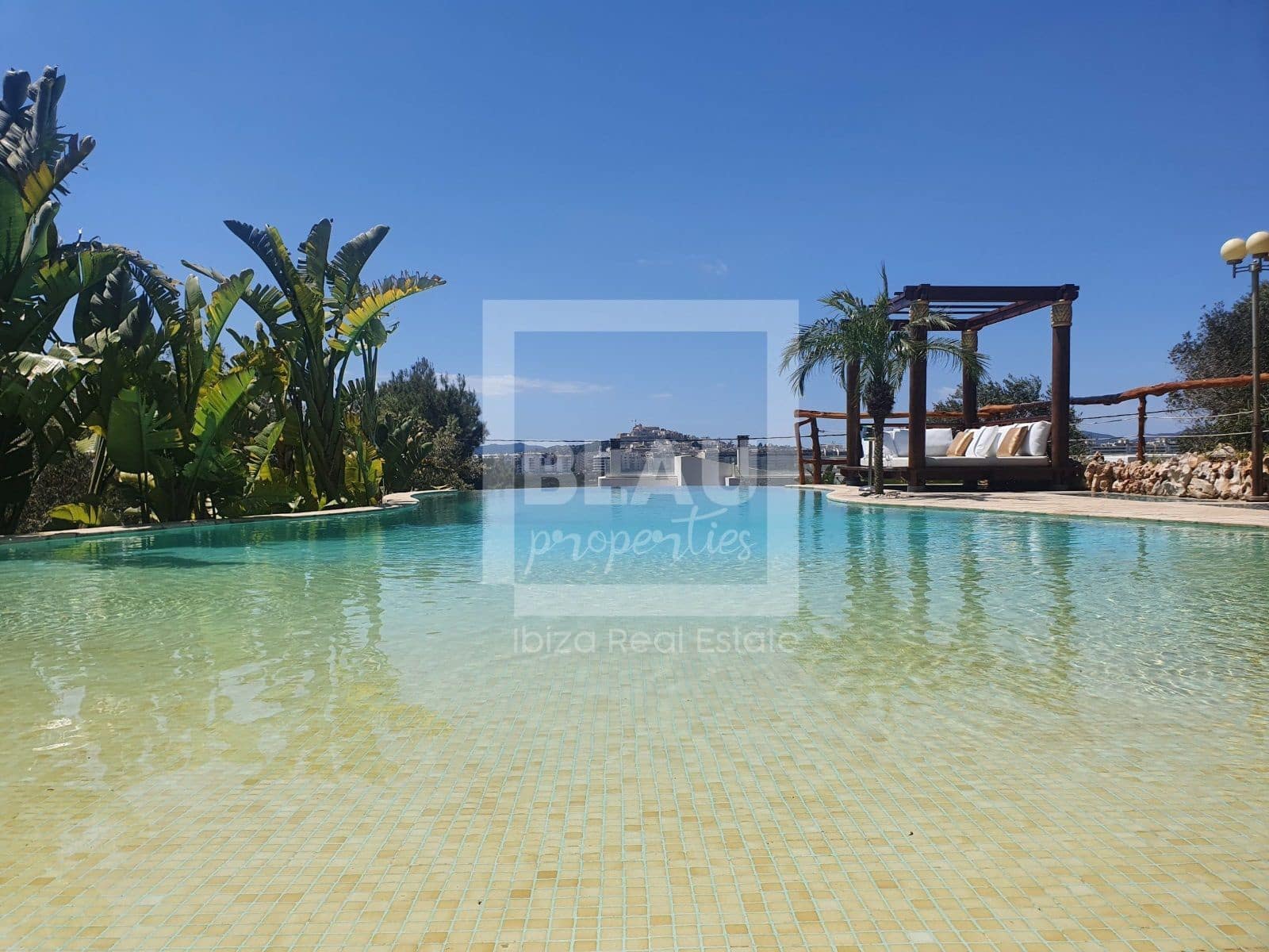 Villa/Maison de 6 chambres à louer à Santa Eulalia / Santa Eularia avec piscine garage - 12 000 € (Ref: 7762919)