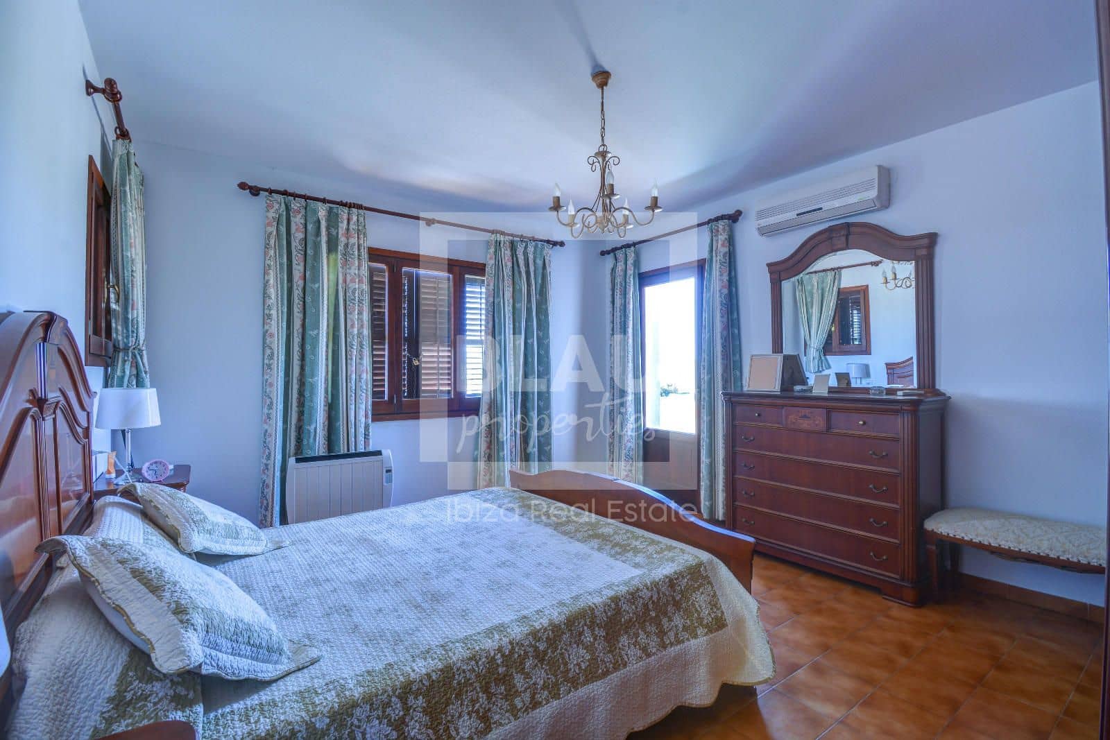 4 slaapkamer Villa te koop in San Jose / Sant Josep de Sa Talaia met garage - € 2.300.000 (Ref: 8386064)