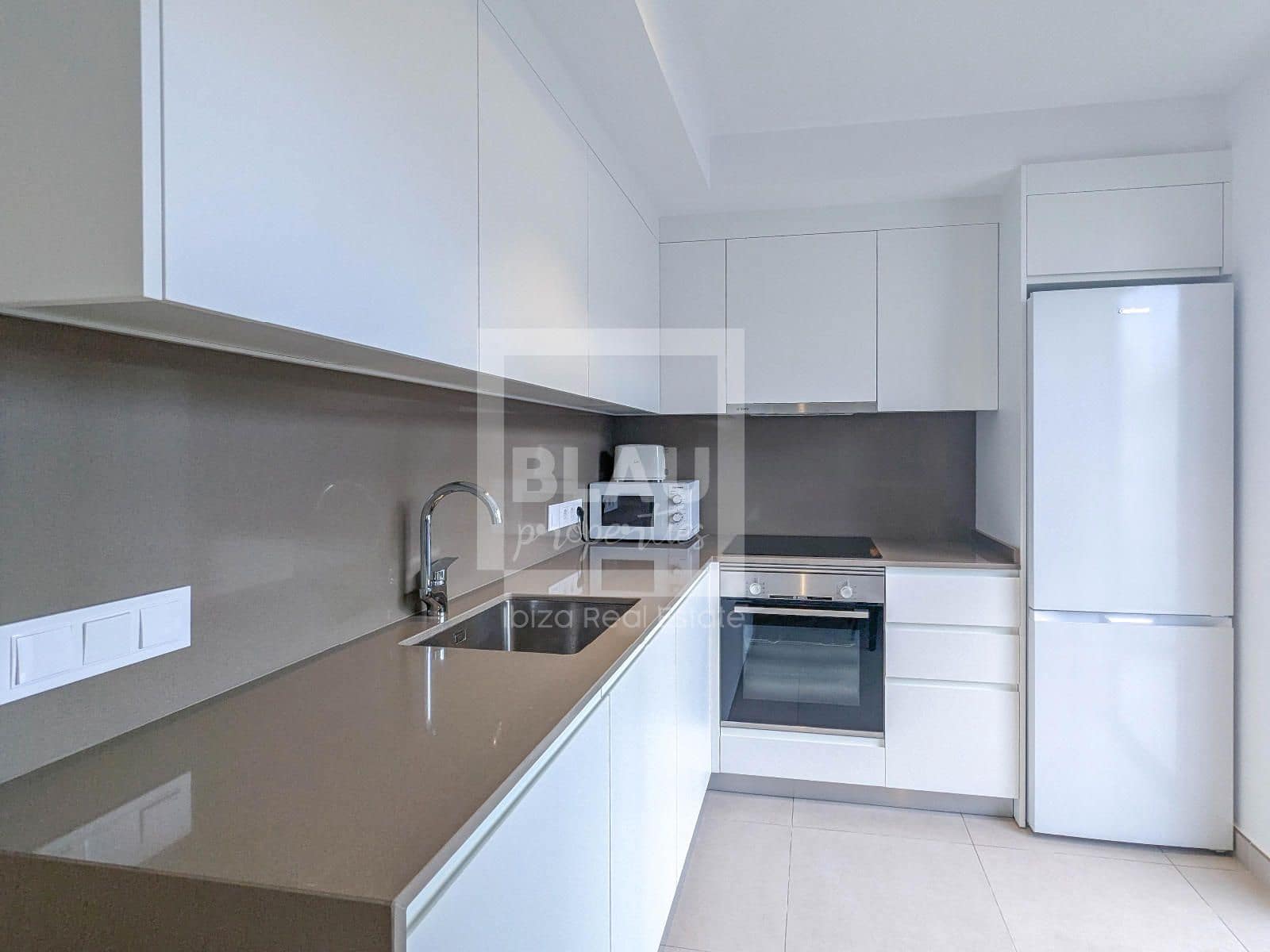 1 slaapkamer Flat te huur in Sant Antoni de Portmany met zwembad garage - € 900 (Ref: 9357414)