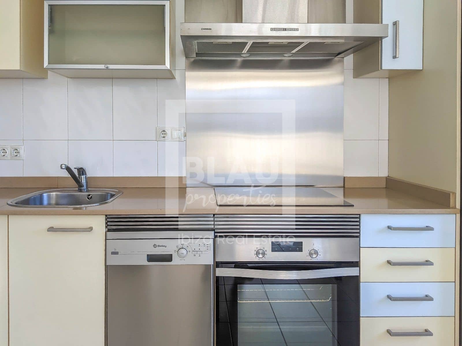 Piso de 2 habitaciones en Ibiza / Eivissa ciudad en alquiler con piscina garaje - 1.850 € (Ref: 9450595)