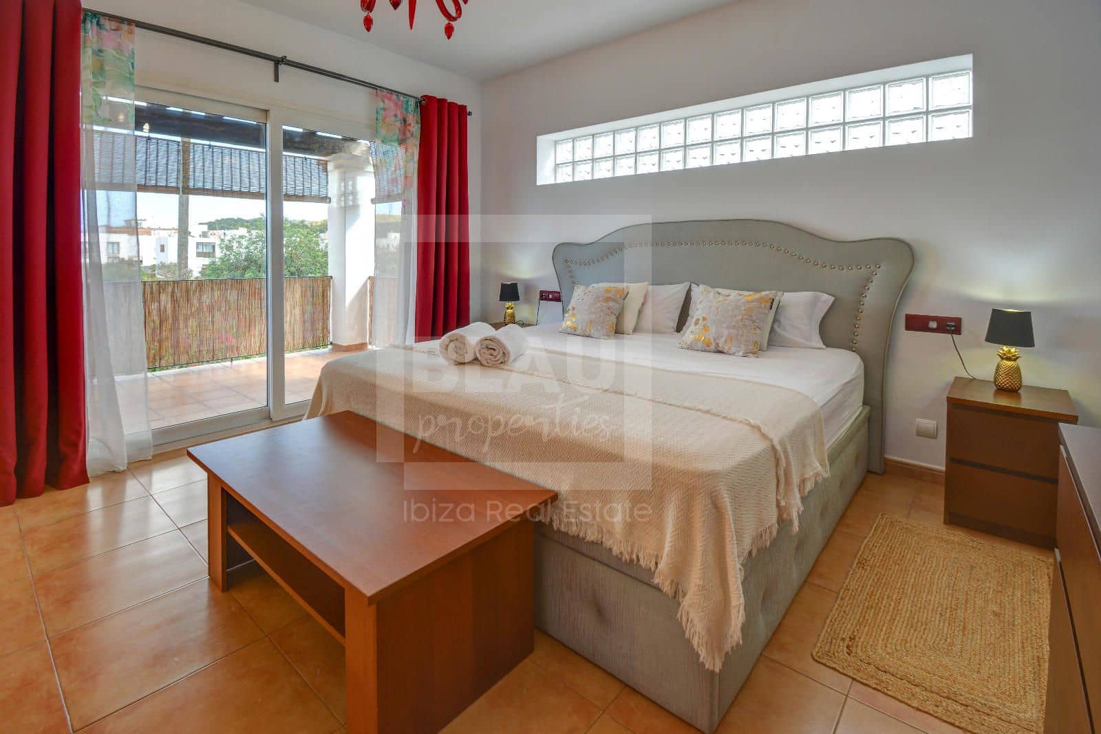 4 soveværelse Villa til leje i Sant Antoni de Portmany med swimmingpool - € 10.500 (Ref: 9525589)