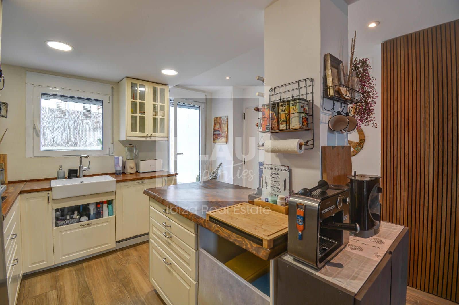 Piso de 2 habitaciones en Sant Antoni de Portmany en venta con garaje - 485.000 € (Ref: 9979313)