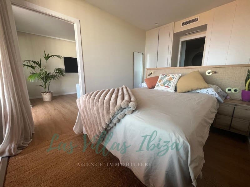Apartamento de 2 habitaciones en Playa d'en Bossa en venta con piscina garaje - 645.000 € (Ref: 9247508)